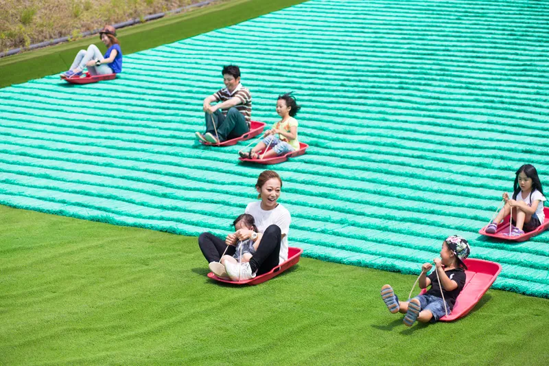 芝すべりを愉しむ様子