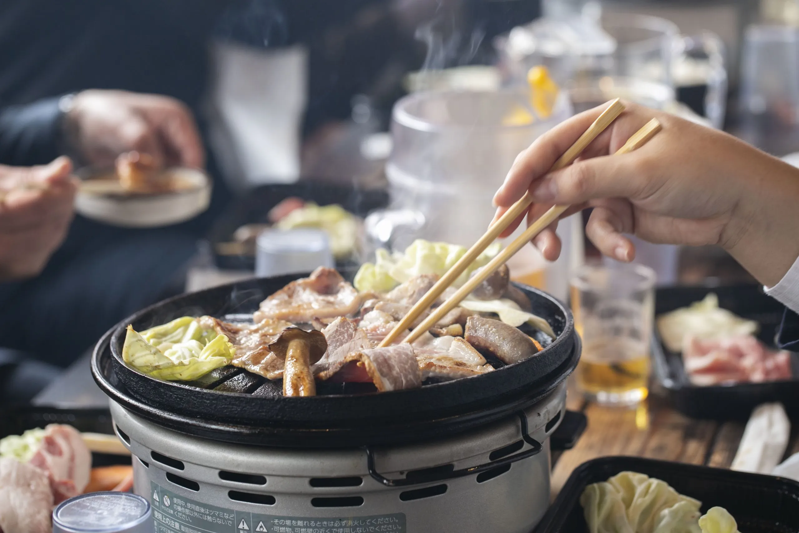 店内で肉を焼く様子