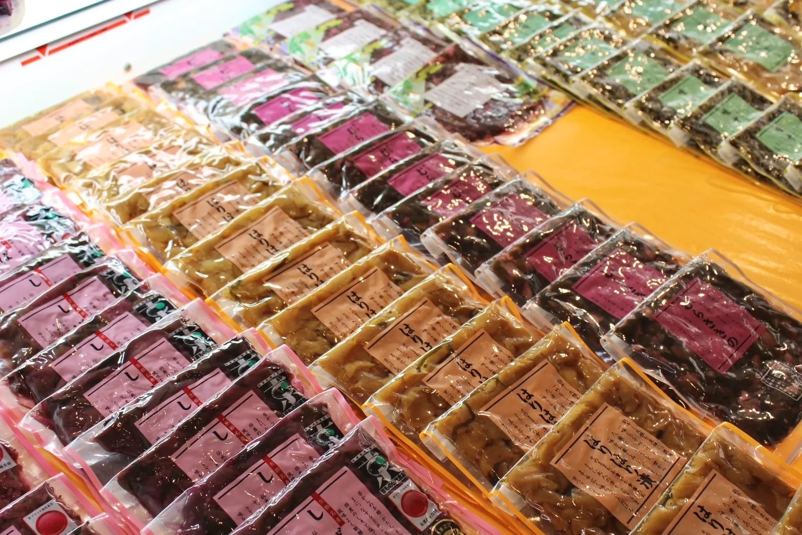 陳列された漬物の写真