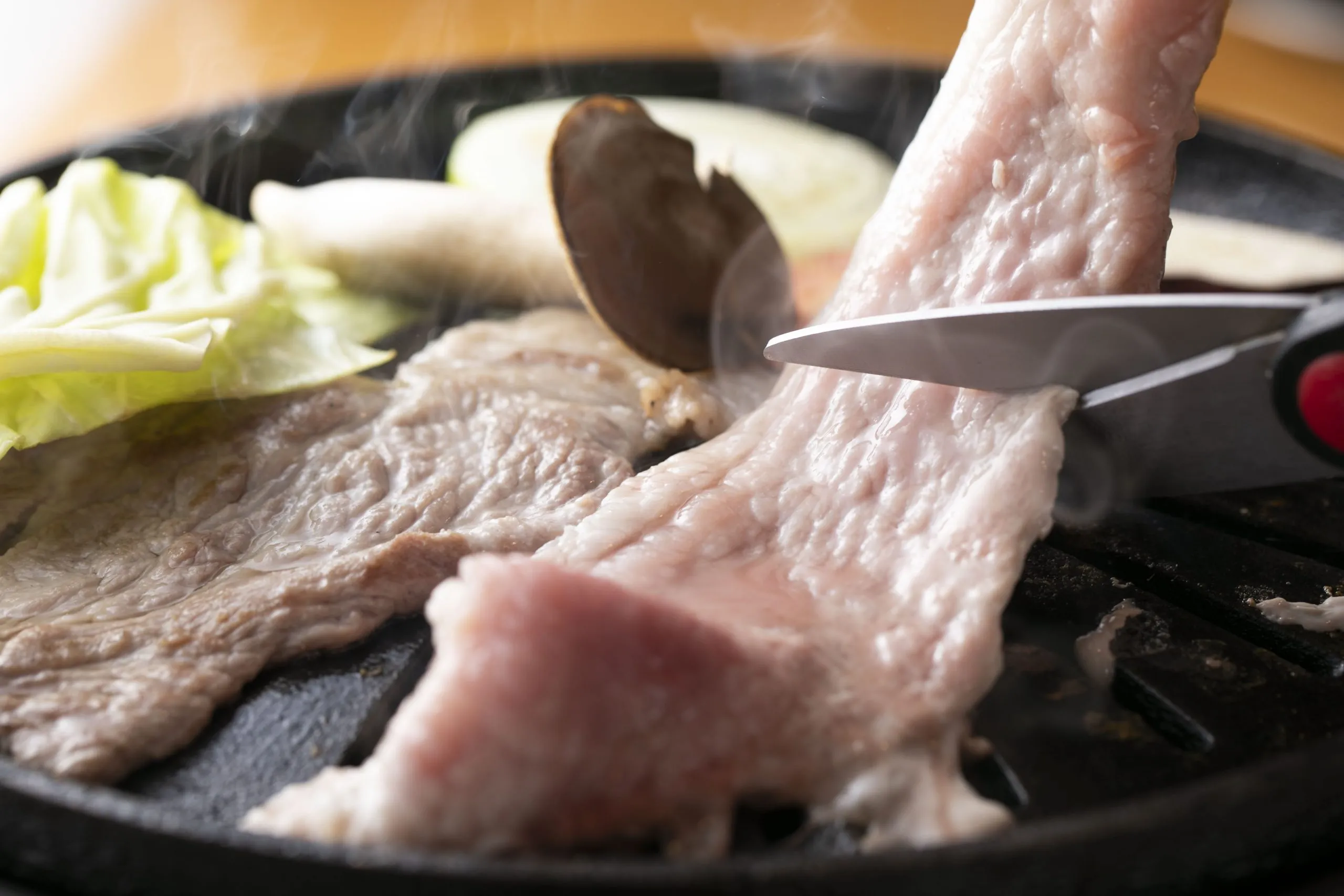 肉をハサミで切る様子