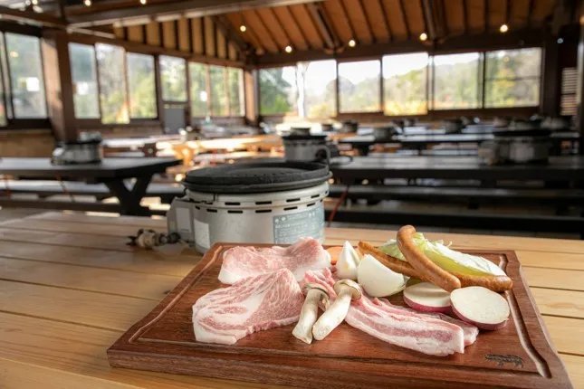 BBQスペースと肉の写真
